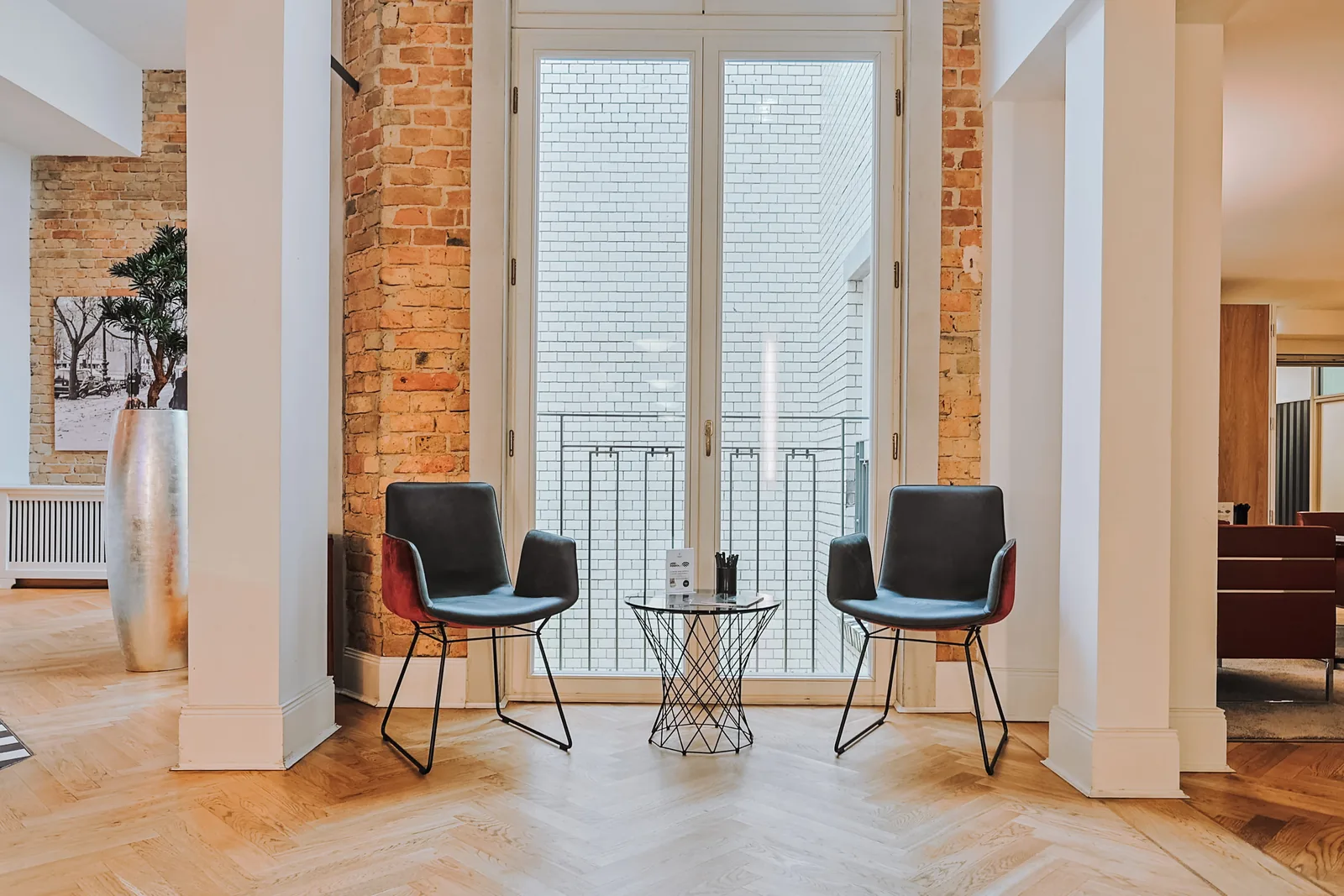 Besprechungstisch im Berliner Büro von zuversichert