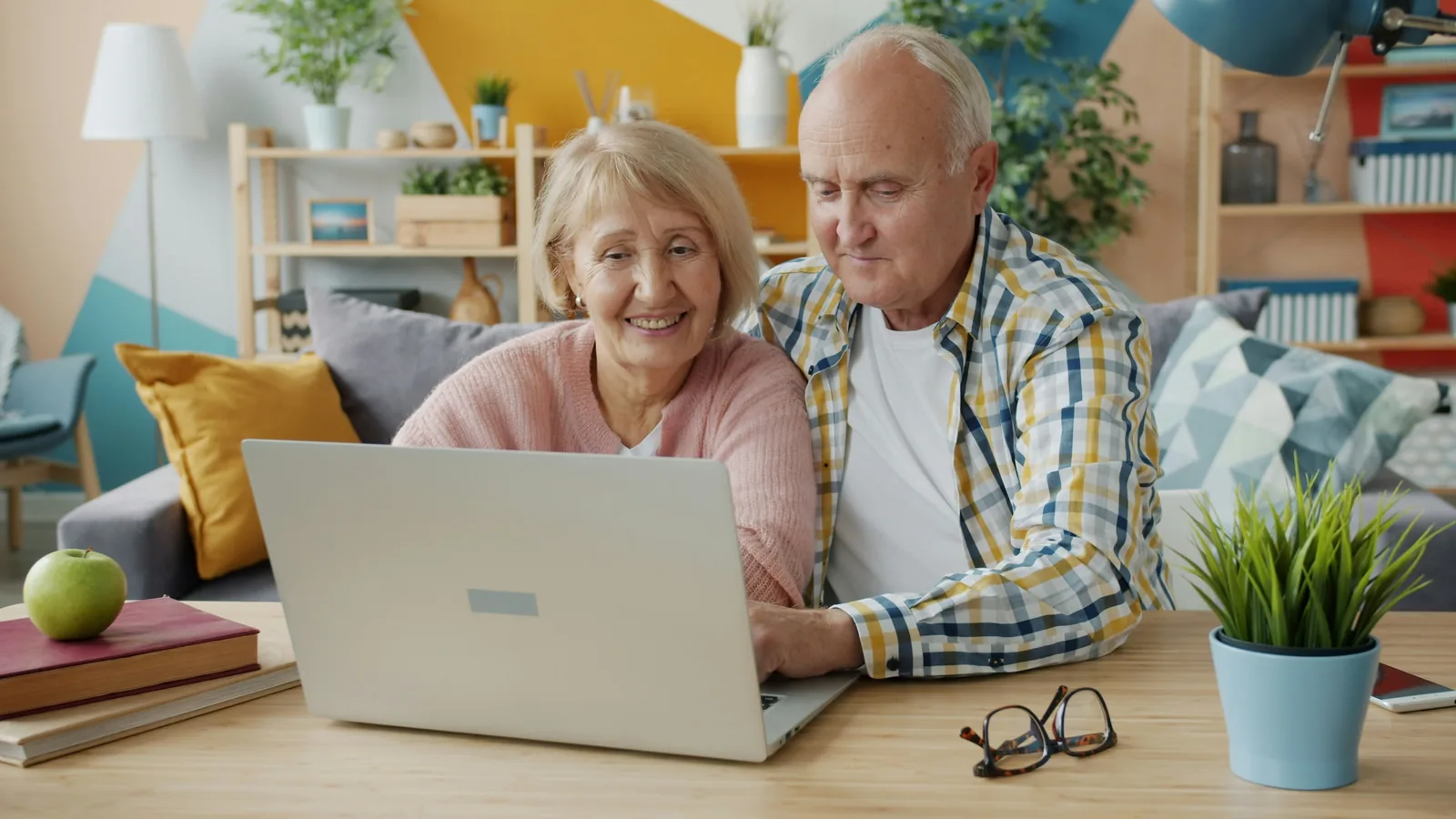 Älteres Paar schaut gemeinsam am Laptop auf seine Vorsorgeunterlagen